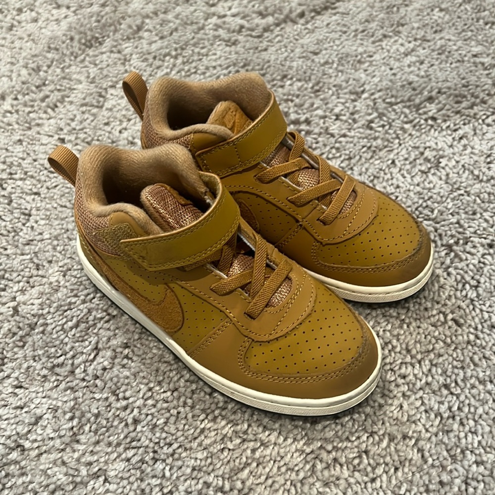 Nike Court Borough Mid